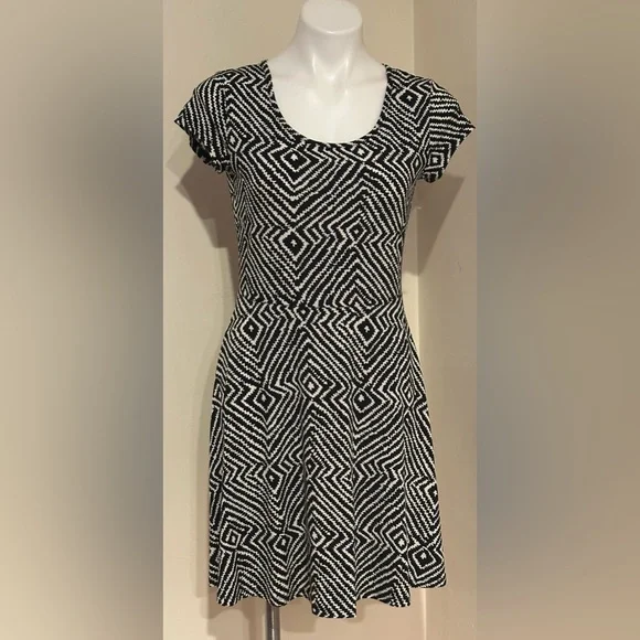 MICHAEL KORS Comfortable Black & White Geometric Short Sleeves Mini Dress Sz S - Picture 1 of 15